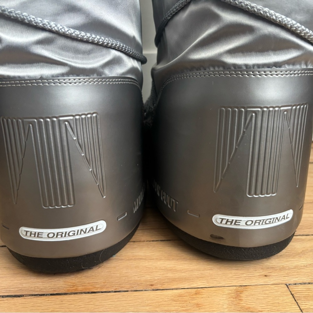 ICON GLANCE SILVER SATIN MOON BOOTS - Picture 5 of 7